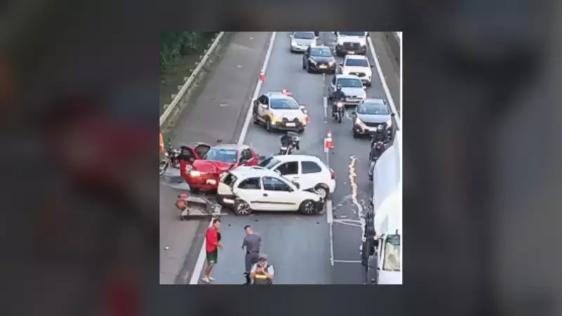 Acidente com três veículos interdita Raposo Tavares em Sorocaba e causa lentidão