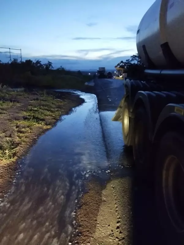 Acidente com vazamento de ácido interdita BR-135 por 6 horas em MG