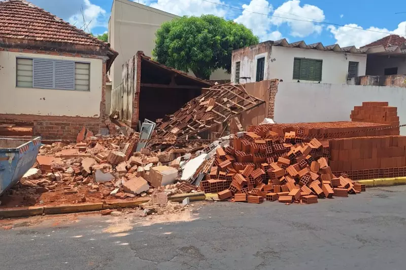 Acidente em obra deixa trabalhador ferido após desabamento de parede e telhado em Martinópolis