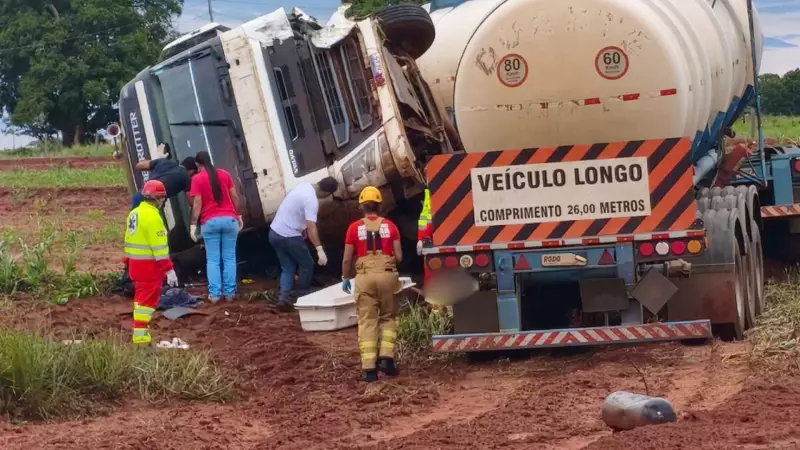Acidente entre caminhão e caminhonete mata três na BR-365 em Santa Vitória