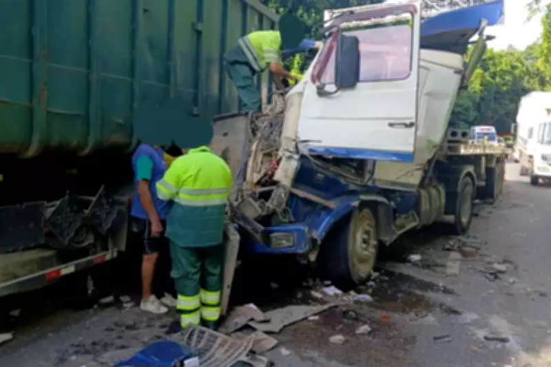 Acidente entre carretas interdita Via Anchieta em Cubatão; motorista foge do local