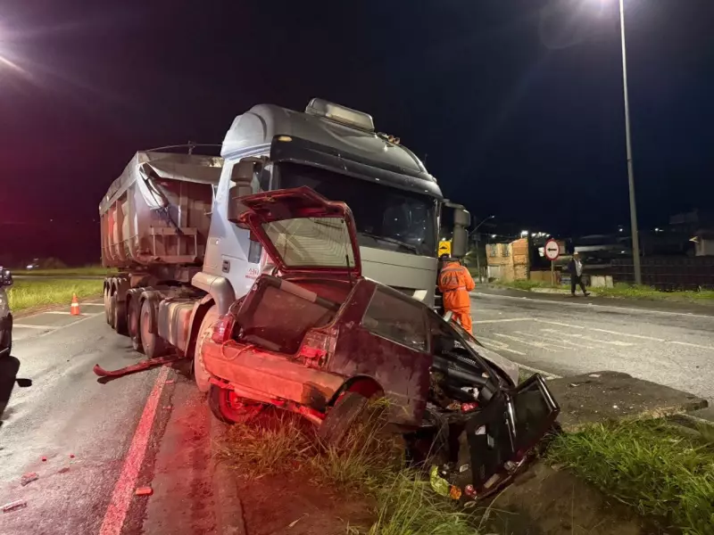 Acidente entre carro e carreta na BR-265 em Barbacena deixa quatro feridos leves