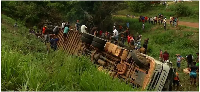 Acidente fatal com caminhão boiadeiro na BR-010 deixa motorista morto e gado saqueado em Ipixuna do Pará
