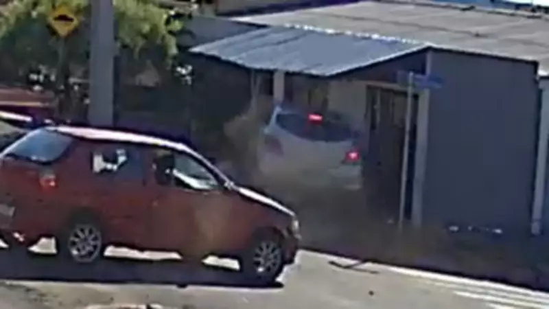 Acidente fatal em Guarapuava: Carro invade calçada após colisão e mata pedestre de 67 anos