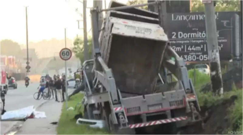 Acidente fatal entre caminhão de caçambas e carro mata quatro jovens em Taboão da Serra