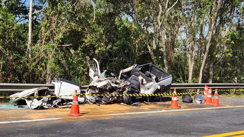Acidente fatal na Mogi-Bertioga destrói carro; mortes no trânsito do Alto Tietê caem 3,7% em 2025