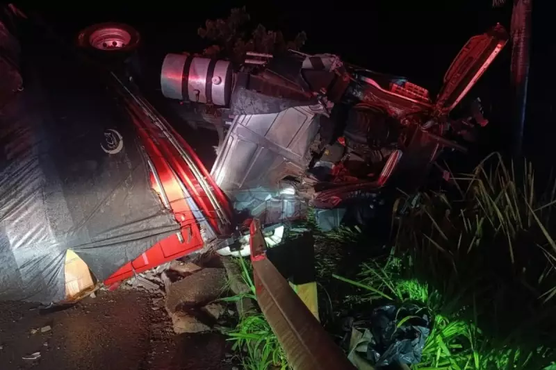 Acidente fatal na SP-563: pai e filho morrem após caminhão perder controle
