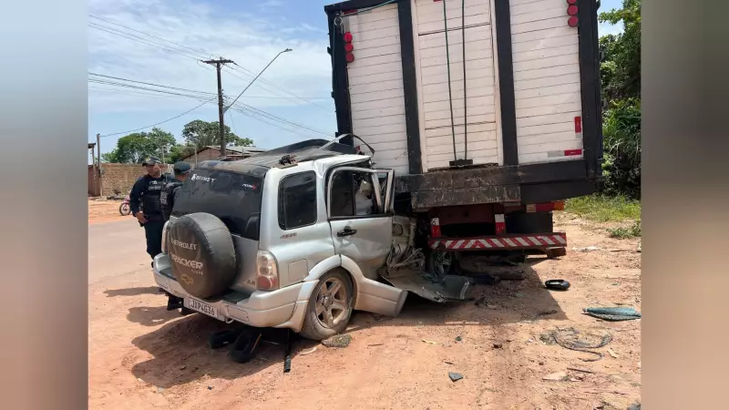 Acidente grave em Santarém deixa casal ferido após carro colidir com caminhão parado