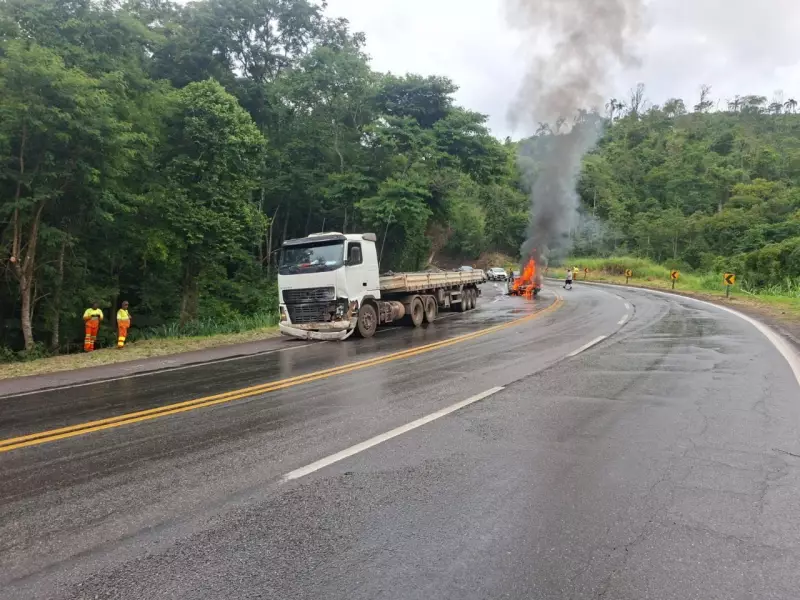 Acidente grave na BR-381 mata duas pessoas e deixa carro em chamas