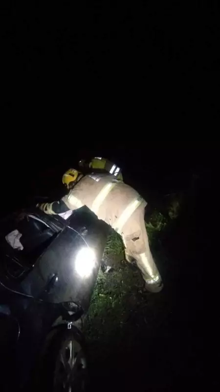 Acidente na BR-251: Carro capota após motorista perder controle em pista molhada