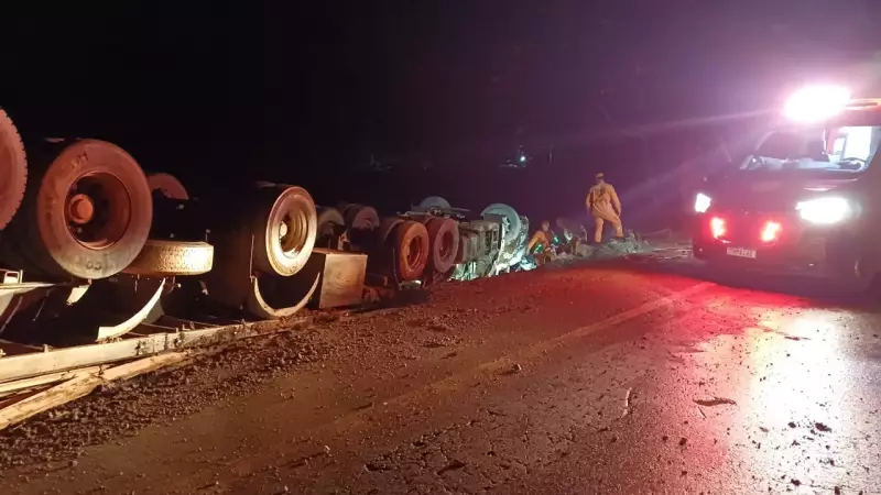 Acidente na BR-364 em Jaru: Caminhão tomba e mata adolescente e criança