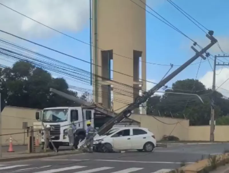 Acidente na MA-201: Carro bate em poste após desviar de pedestre em São Luís