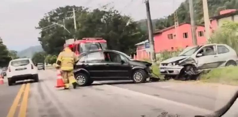 Acidente na Rio-Santos deixa quatro feridos em Angra dos Reis