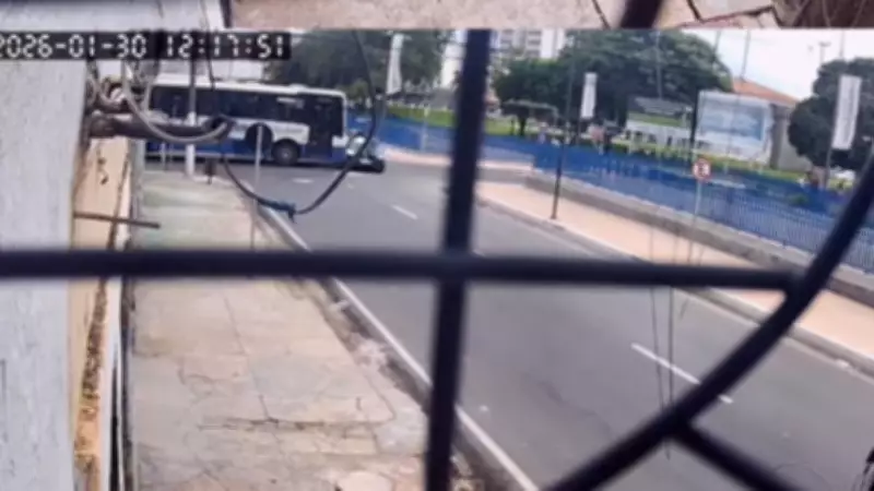 Acidente violento entre ônibus e carro em Belém deixa dois feridos e veículo destruído