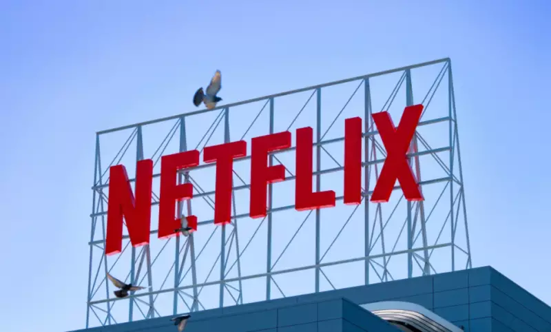 Ações da Netflix caem após lucro recorde: entenda o paradoxo do mercado