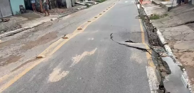 Afundamento de asfalto interdita rua em Maceió; Defesa Civil aponta obstrução de galeria
