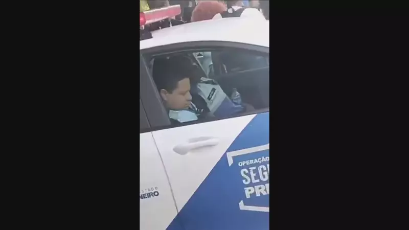 Agentes do Segurança Presente são flagrados dormindo em viatura no Centro do Rio