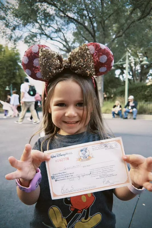 Alagoana de 3 anos perde balão na Disney e ganha presente mágico de funcionária