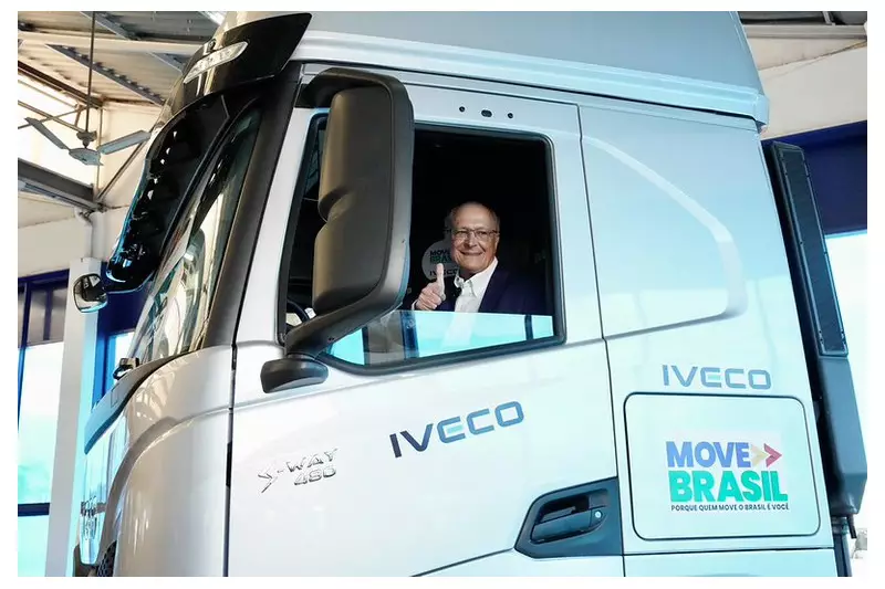 Alckmin acompanha entrega de caminhões e anuncia R$ 10 bi em crédito para caminhoneiros