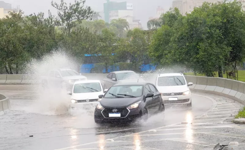 Alerta laranja para 84 cidades de SC: chuva de 100 mm e ventos de 100 km/h