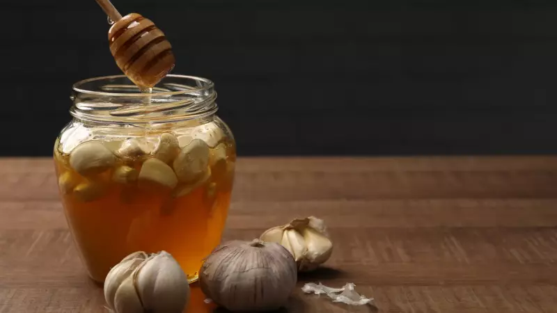 Alho e mel: 4 benefícios para a saúde e receita de fermentado natural