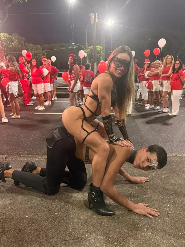 Andressa Urach desfila como 'santa' em ensaio técnico da Porto da Pedra