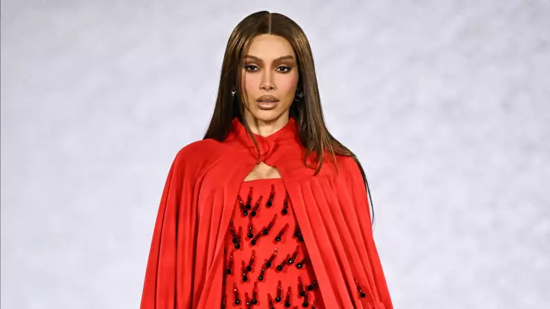 Anitta amaldiçoa ladrões de celular durante show no Rio e pede atenção do público