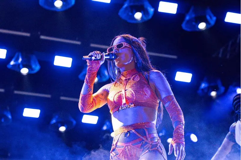 Anitta inicia maratona de pré-Carnaval 2026 em Belém com show esgotado