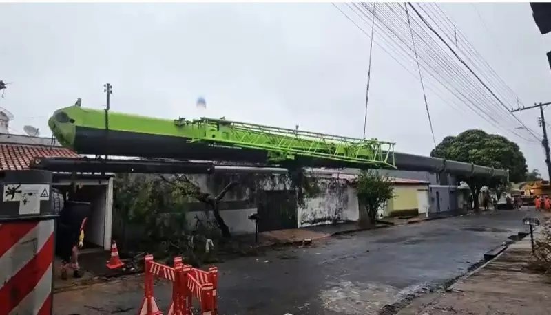 Após 6 dias, retirada de guindaste que tombou sobre casas em Uberlândia é concluída