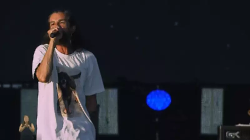 Armandinho emociona no Planeta Atlântida 2026 com homenagem ao cão Orelha e parcerias