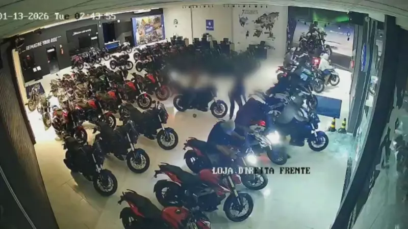 Arrastões em concessionárias: 12 motos roubadas em 2 minutos em Itajaí