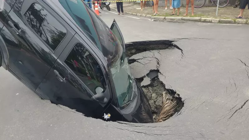 Asfalto cede e veículo cai em cratera em Resende, RJ; duas mulheres escapam ilesas