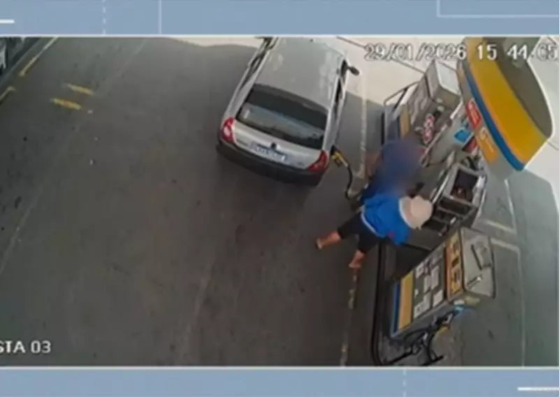 Assaltante com chapéu invade posto de gasolina e rouba frentista e clientes em Campina Grande