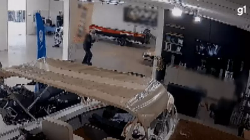 Assaltantes armados invadem concessionária e disparam contra funcionários no Paraná