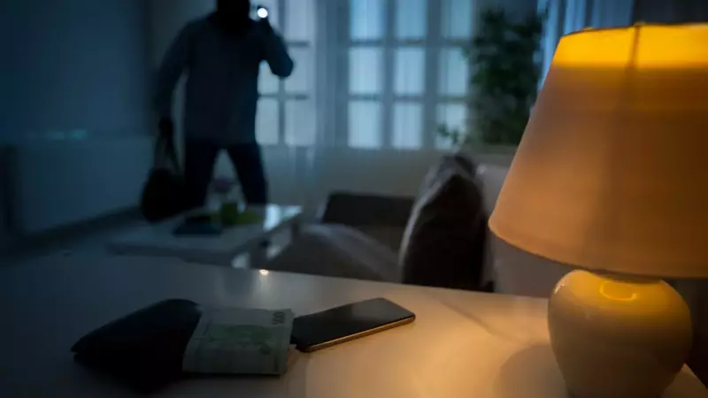 Assalto a idosos em Alphaville: 5 homens invadem casa, 2 presos