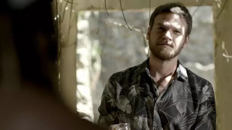 Ator Emilio Dantas denuncia golpe na Amazon: comprou PS5 e recebeu azeite