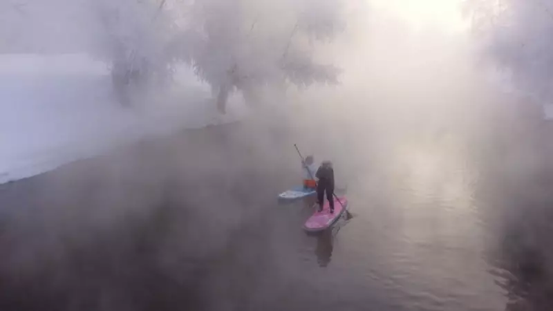Aventura no Gelo: Grupo Pratica Stand-Up Paddle em Rio Congelado da Sibéria a -40°C