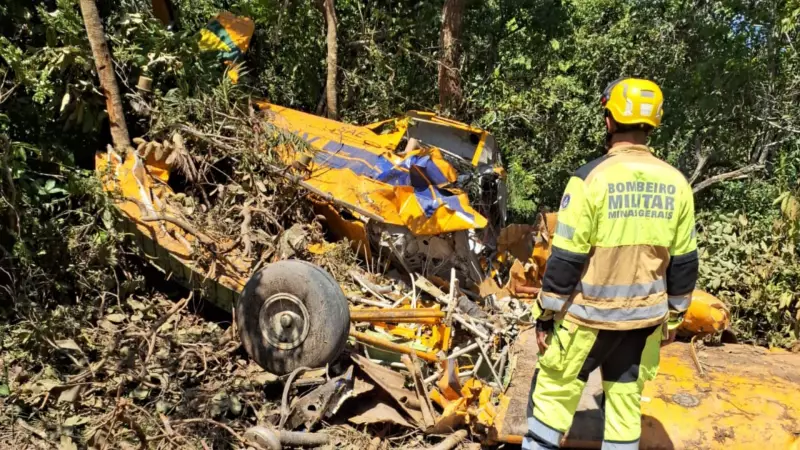 Avião agrícola cai durante pulverização em Minas Gerais; piloto sobrevive após 15 horas de resgate