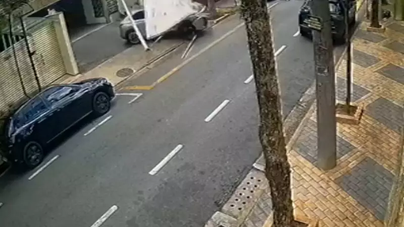 Bandidos usam controle roubado para invadir prédio e fogem derrubando portão