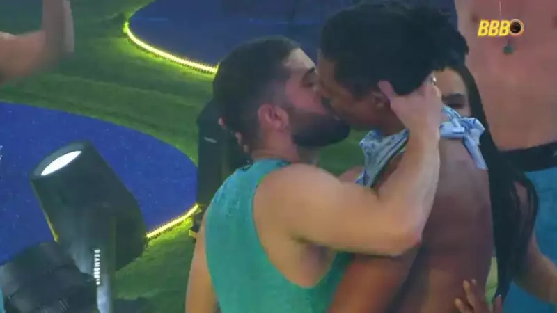 BBB 26: Beijo entre Marcelo e Breno marca primeira festa com Anitta