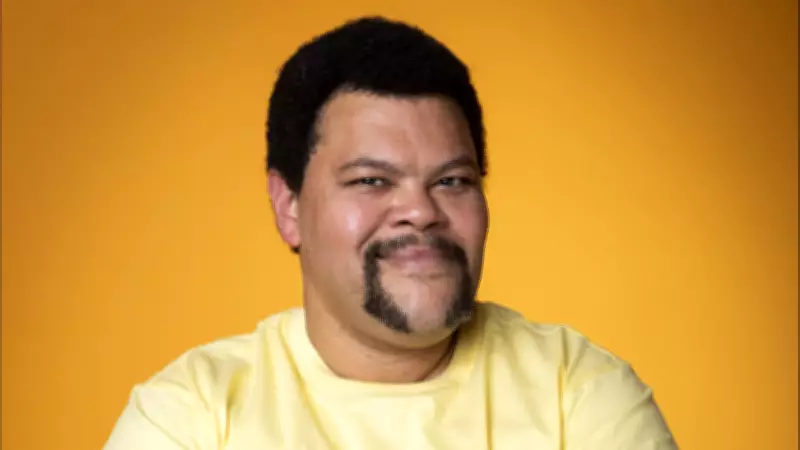 BBB 26: Big Fone toca novamente e Babu Santana recebe missão com pulseira prateada