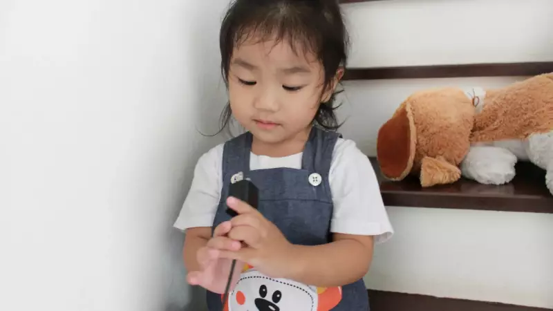 Bebê de 1 ano perfura crânio com carregador após queda da cama em Divinópolis