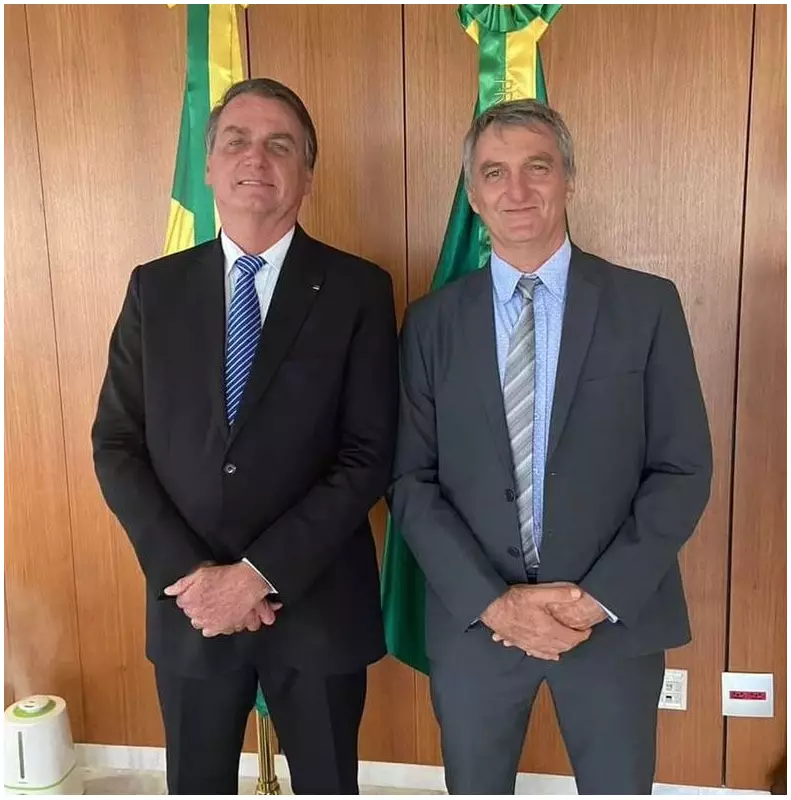 Bolsonaro e irmão acertam quadra da Mega da Virada com números 13 e 22
