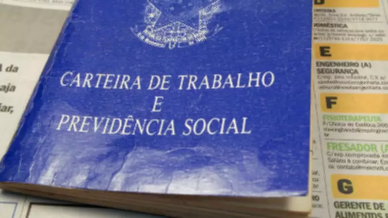 Brasil atinge menor desemprego histórico em 2025, com renda recorde e mais carteiras assinadas