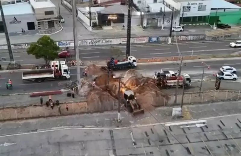 Buraco na Prudente de Morais interdita via e complica trânsito em Natal