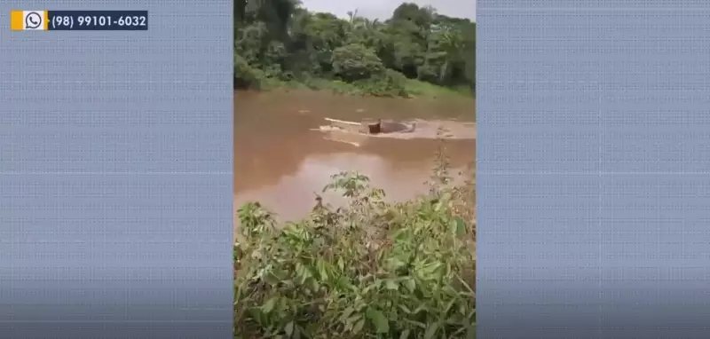 Caçamba cai de balsa no Rio Itapecuru em Pirapemas após rompimento de corda