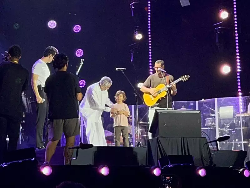 Caetano Veloso acolhe neto no palco do Festival de Verão em Salvador