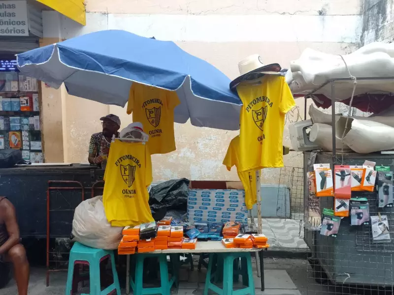 Camelôs do Recife vendem camiseta de Wagner Moura em 'O Agente Secreto'