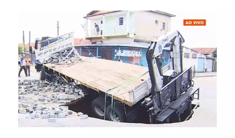 Caminhão é 'engolido' por cratera em São José dos Campos e causa prejuízo de R$ 300 mil