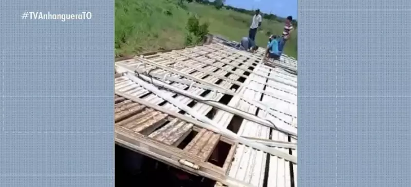 Caminhão com 86 cabeças de gado tomba na TO-222 em Filadélfia, TO